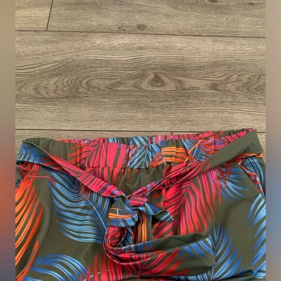 Floral pants perfect to take to a tropical vacation - Picture 3 of 4